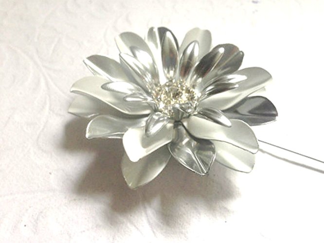 Large White and Silvertone Daisy Pin